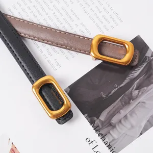 Ceinture fine en cuir pour femme avec boucle rectangulaire dorée, idéale pour robes et costumes.