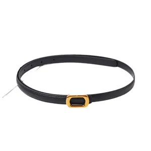 Fine ceinture pour femme en cuir noir avec boucle dorée, bel accessoire de mode élégant.