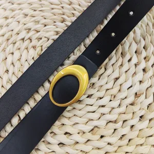 Stijlvolle dames echt lederen riem met elegante gouden ovale gesp, handig accessoire.