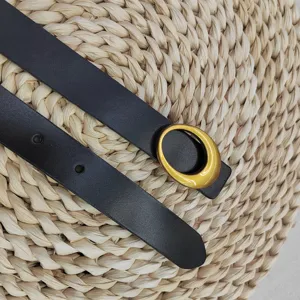 Detailopname van zwarte leren damesriem met prachtige vintage gouden gesp mode accessoire