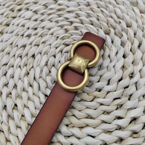 Detail de ceinture en cuir marron vintage avec boucle en double anneau carre pour femme