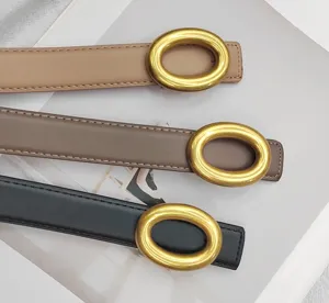 Gros plan des ceintures en cuir pour femmes avec de grands détails de boucle ovale dorée.