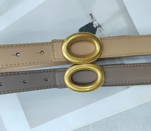 Ceinture en cuir pour femme avec boucle ovale dorée élégante, idéale pour robes et jeans.