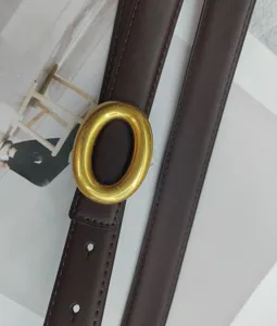 Ceinture en cuir pour femme avec boucle dorée massive, accessoire élégant pour jeans et robes.