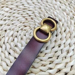 Vue détaillée de la ceinture en cuir véritable vintage avec boucle en anneau de laiton.