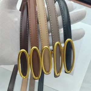 Cintura sottile da donna in vera pelle con fibbia ovale elegante, stile minimalista chic.