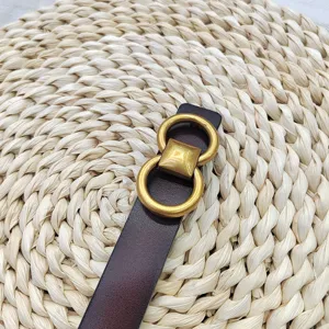 Ceinture en cuir marron vintage avec boucle anneau double en laiton rétro mode détails.