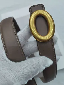Ceinture en cuir marron pour femme avec boucle ovale dorée remarquable, vue détail.
