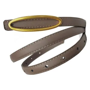 Cintura sottile in pelle da donna con fibbia ovale dorata, elegante accessorio taupe per jeans.