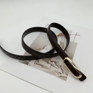 Ceinture en cuir marron foncé minimaliste avec boucle dorée, accessoire de mode élégant.