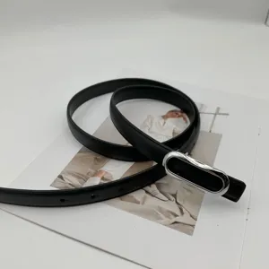 Ceinture en cuir noir minimaliste avec boucle métallique argentée pour femmes élégantes.