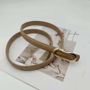 Ceinture fine en cuir pour femme avec boucle ovale dorée élégante et design minimaliste.