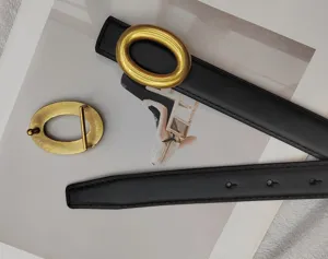Vue détaillée de la ceinture en cuir noir pour femme avec une grosse boucle ovale dorée.