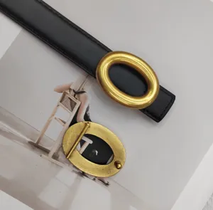 Vue détaillée d'une ceinture en cuir noir pour femme avec boucle ovale dorée, style chic.