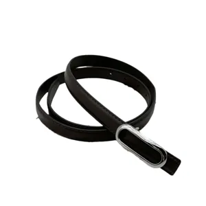 Ceinture pour femme en cuir veritable avec boucle ovale en argent, accessoire de mode chic.