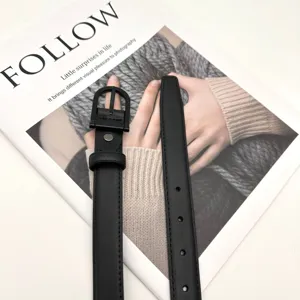 Schwarzer minimalistischer Ledergürtel im Detail mit Dornschnalle für Jeans und Anzüge.