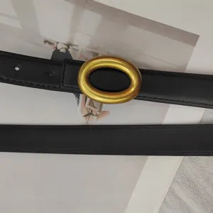 Ceinture en Cuir Véritable pour Femme Mode Minimaliste Polyvalente avec Boucle en Métal Ovale Dorée pour Robe Jeans