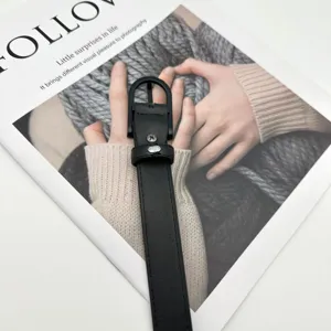 Eleganter Damen Ledergürtel in Schwarz mit schlichter Dornschließe für Hosen und Kleider.