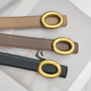 Ceinture femme en cuir avec grande boucle ovale dorée style minimaliste élégante et chic.