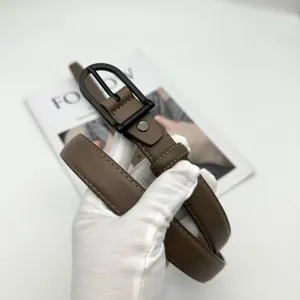 Brauner Damenledergürtel mit schwarzer Dornschließe, stilvolles Taillenaccessoire Detail.