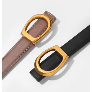 Conjunto de cinturones de cuero para mujer con elegantes hebillas metálicas doradas en forma de D.