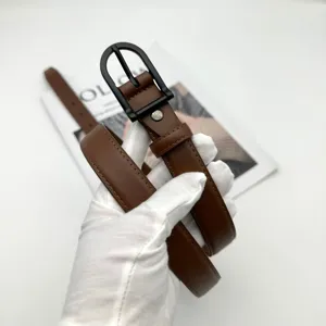 Damen brauner Ledergürtel mit schwarzer Dornschnalle, minimalistisches Accessoire.