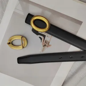 Ceinture en cuir noir minimaliste pour femme avec une boucle ovale dorée élégante.