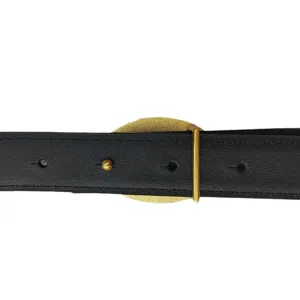 Ceinture en cuir noir pour femme avec boucle métallique dorée accessoire élégant et minimaliste.