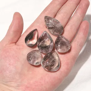 Gema de cristal de cuarzo fantasma natural en forma de lágrima en mano para joyería.