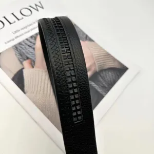 Herren Rindsleder Gürtelriemen Detail, hochwertige schwarze Textur und feine Nahtverarbeitung.