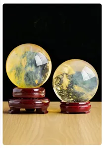 Esfera de cristal amarillo natural con base de madera para elegante decoración del hogar.