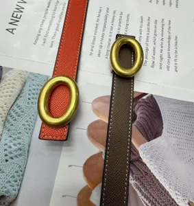 Primo piano dettaglio cintura da donna in pelle con fibbia ad anello dorata e cuciture.