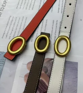 Primo piano dettagli di cintura in pelle di lusso da donna con grande fibbia ovale dorata.