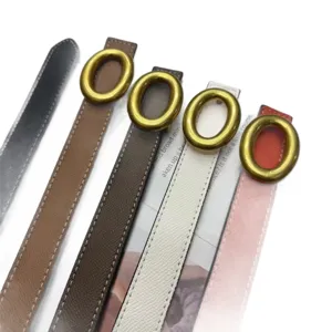 Set di cinture da donna di lusso con elegante fibbia ovale in metallo e pelle pregiata.