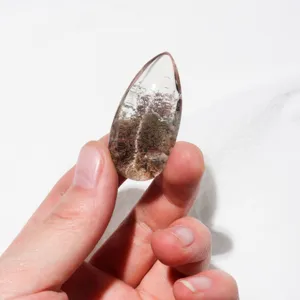 Colgante de lágrima de cristal de cuarzo fantasma natural gema con inclusiones coloridas.