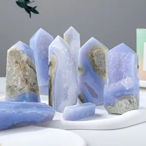 Natürlicher blauer Spitzen-Achat Kristall Turm Geode Spitze polierter Rohstein Wohnkultur Ornament.