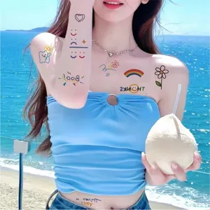 Primo piano dettagliato di simpatici tatuaggi temporanei con motivi freschi e colorati.