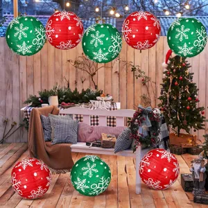 Vue détaillée de la scène de lanternes en papier de Noël avec de beaux motifs de flocons.