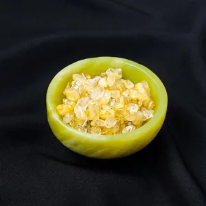 Petits cristaux de citrine naturelle dans un bol vert pour décoration de bureau à domicile vue