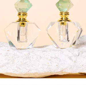 Primo piano di dettaglio della bottiglia di olio essenziale in cristallo con raffinato tappo.