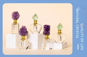 Vista dettagliata di eleganti flaconi di profumo in cristallo con ametista e fluorite.