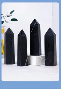 Gedetailleerd overzicht van natuurlijke zwarte kristallen pilaren, hexagonale energiestenen.