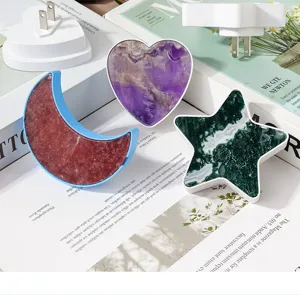 Dettagli della luce notturna in cristallo naturale con forme geometriche di luna e stella.