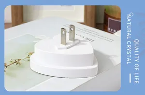 Vista dettagliata della base di presa a forma di cuore bianco per lampada di cristallo