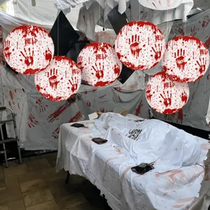 Lanternes en papier suspendues d'Halloween avec empreintes de mains rouges effrayantes.