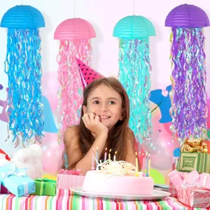 Scène de décoration de fête d'anniversaire avec des lanternes colorées en papier méduse.