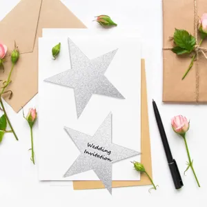 Détail d'étoile pailletée argentée montrant le texte d'invitation de mariage avec des roses.