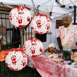 Decorazione di lanterna di carta appesa di Halloween con impronte di mani rosse spaventose