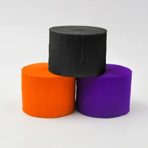 Gros plan détaillé de rouleaux de papier crêpon coloré en noir, orange et violet.