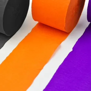 Vue détaillée des rouleaux de papier crêpon d'Halloween, serpentins colorés pour fond.